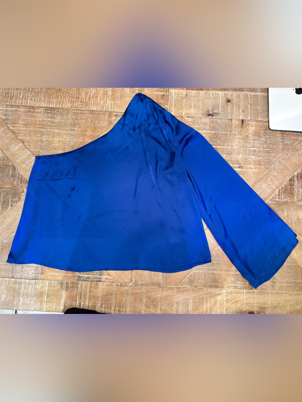 Blue one shoulder satin-style top 💙
H&M size large
Great condition